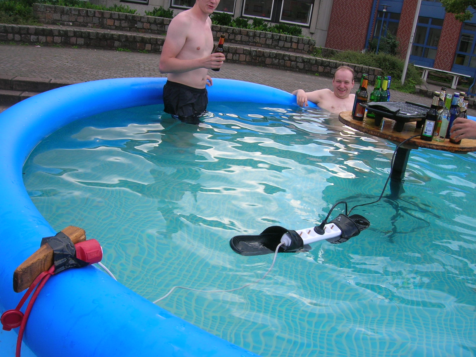 Laza idióták a medencében - pórias luxusreplika