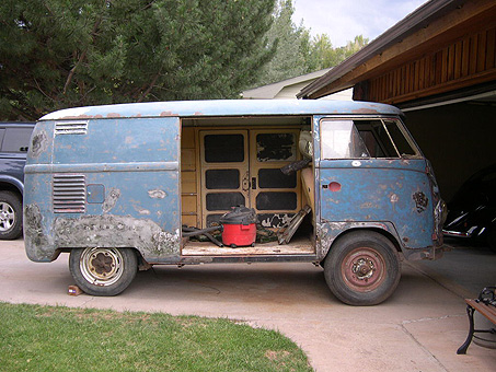 Egy igazi hippi-busz - 6kg fű a kisbusz hasában felejtve