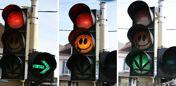 A ganja meg a smiley a forgalomban: felmatricázott közlekedési lámpák